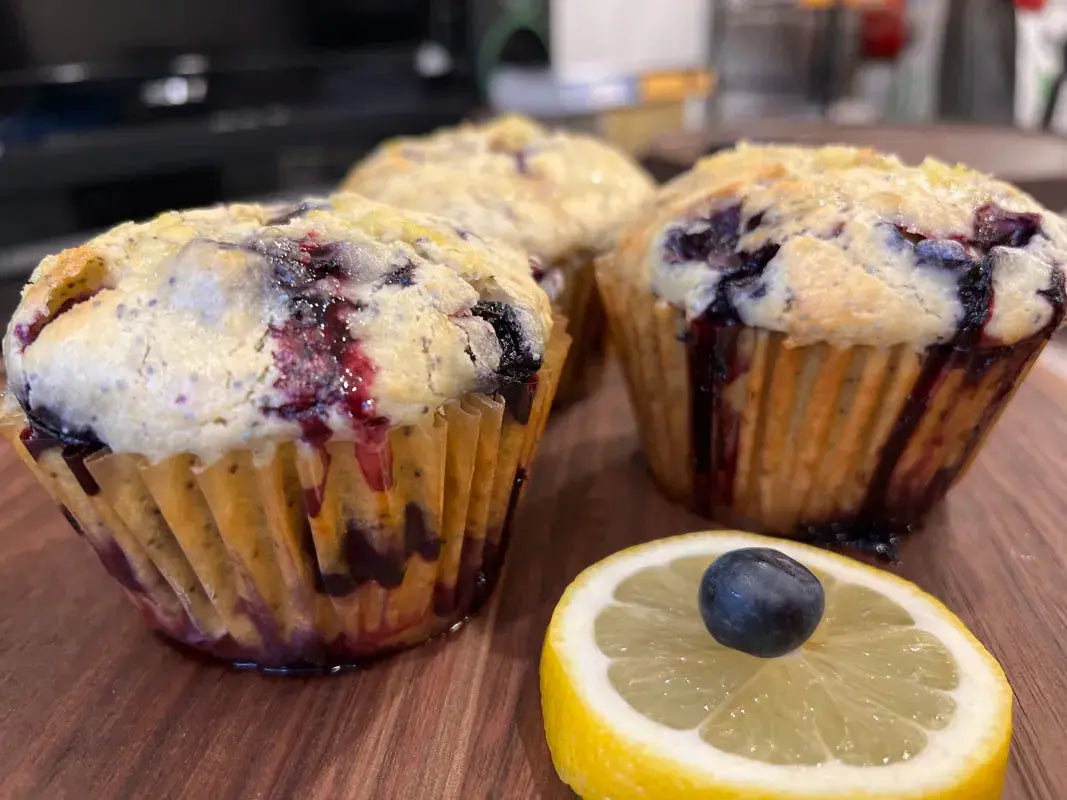 decorated_with_the_slice_of_lemon_blueberry_lemon_poppy_seed_muffins_on_powdered_surface_4