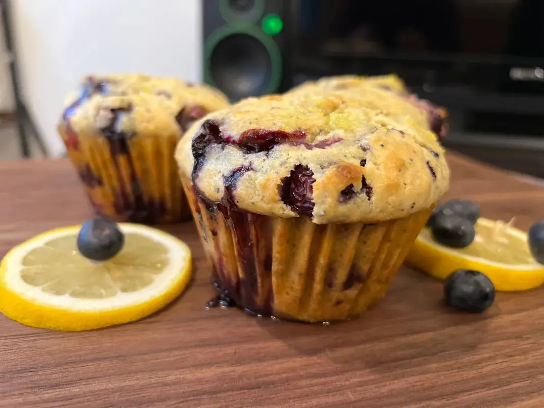 decorated_with_slices_of_lemon_blueberry_lemon_poppy_seed_muffins_on_powdered_surface_5