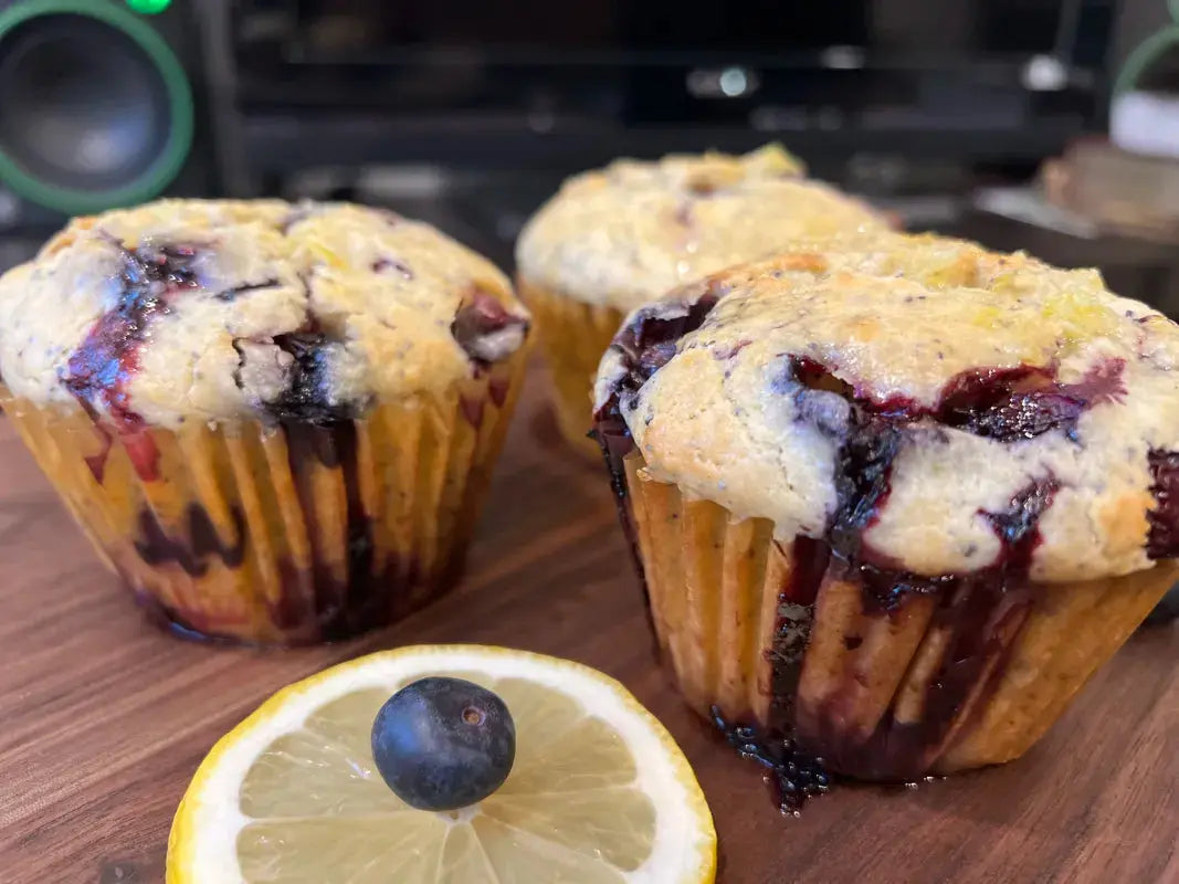 decorated_with_the_slice_of_lemon_blueberry_lemon_poppy_seed_muffins_on_powdered_surface_7