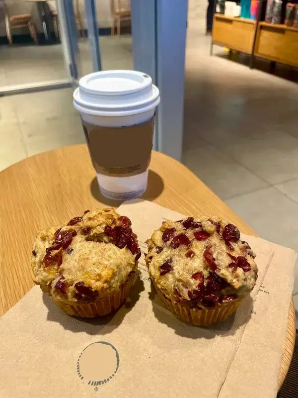 lemon_cranberry_muffins_on_the_wooden_table
