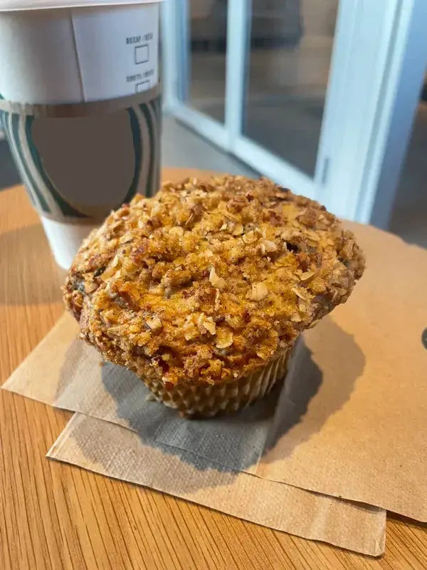 one_morning_glory_muffin_on_the_wooden_table